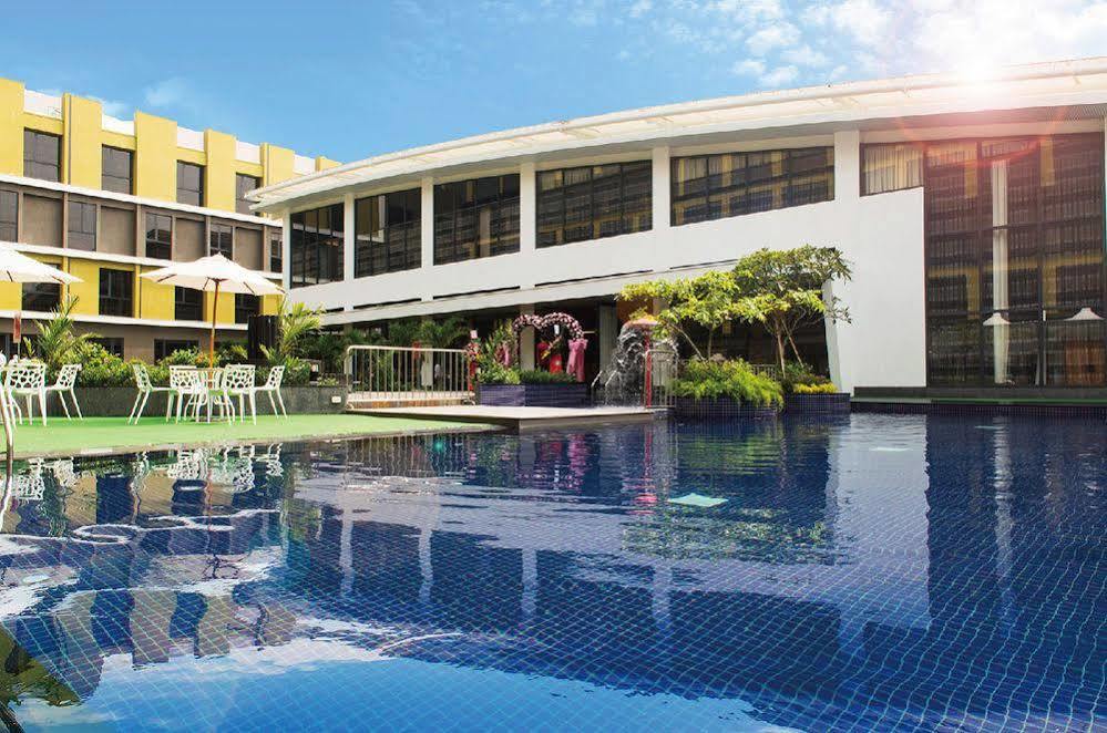Look Royal Resort Chiayi City Exterior photo The swimming pool at the hotel